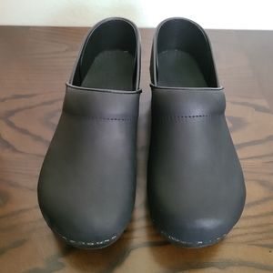 Dansko Black Leather Nursing Clogs size 9.5 (40EU)